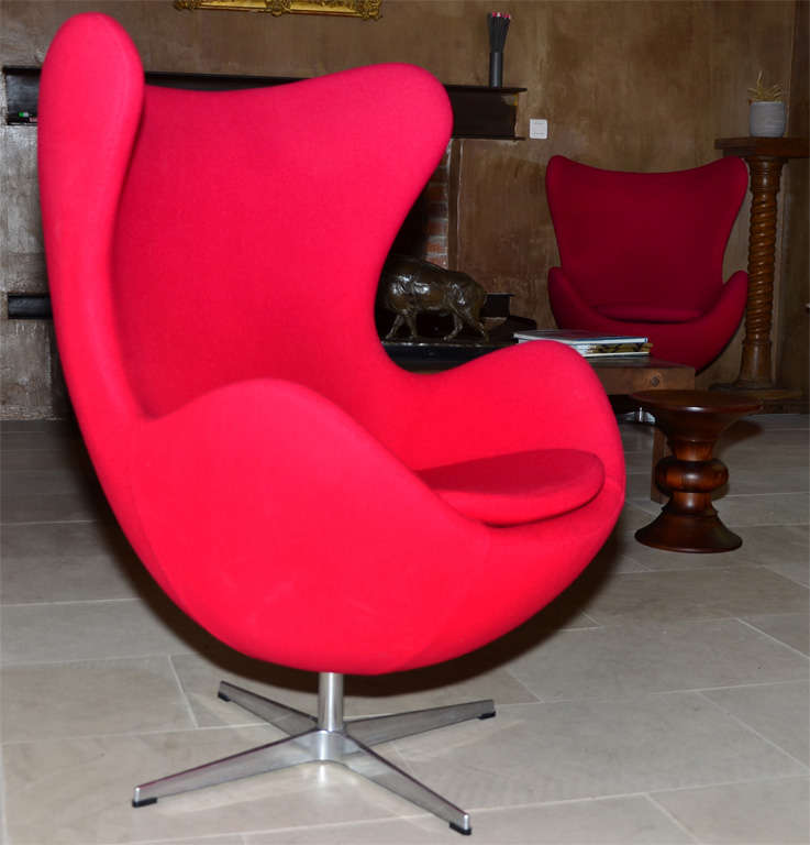 Pair of swivel tilt red egg chair by Arne Jacobsen In Good Condition For Sale In Isle sur la Sorgue, Provence