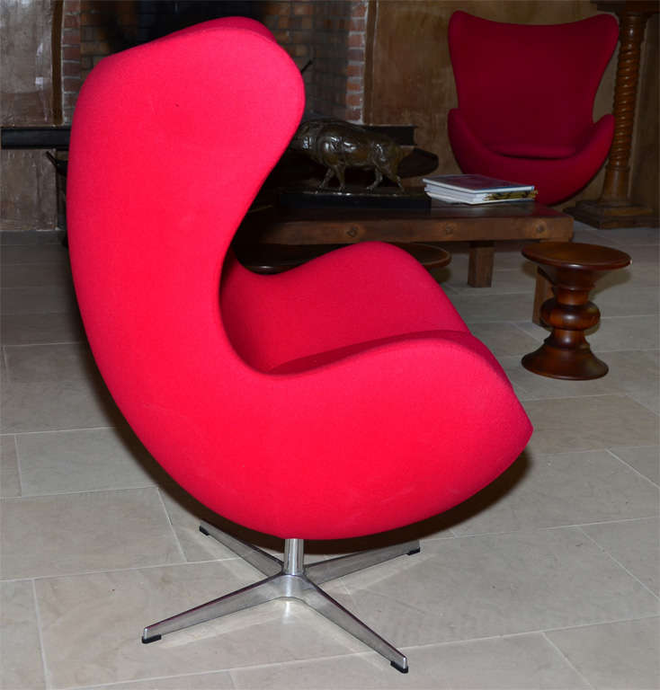 20th Century Pair of swivel tilt red egg chair by Arne Jacobsen For Sale