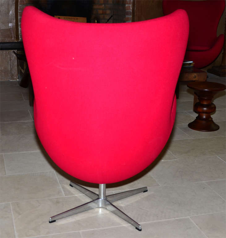 Pair of swivel tilt red egg chair by Arne Jacobsen For Sale 1