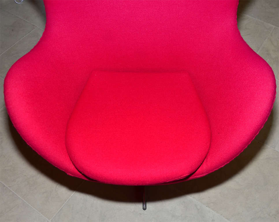 Pair of swivel tilt red egg chair by Arne Jacobsen For Sale 2