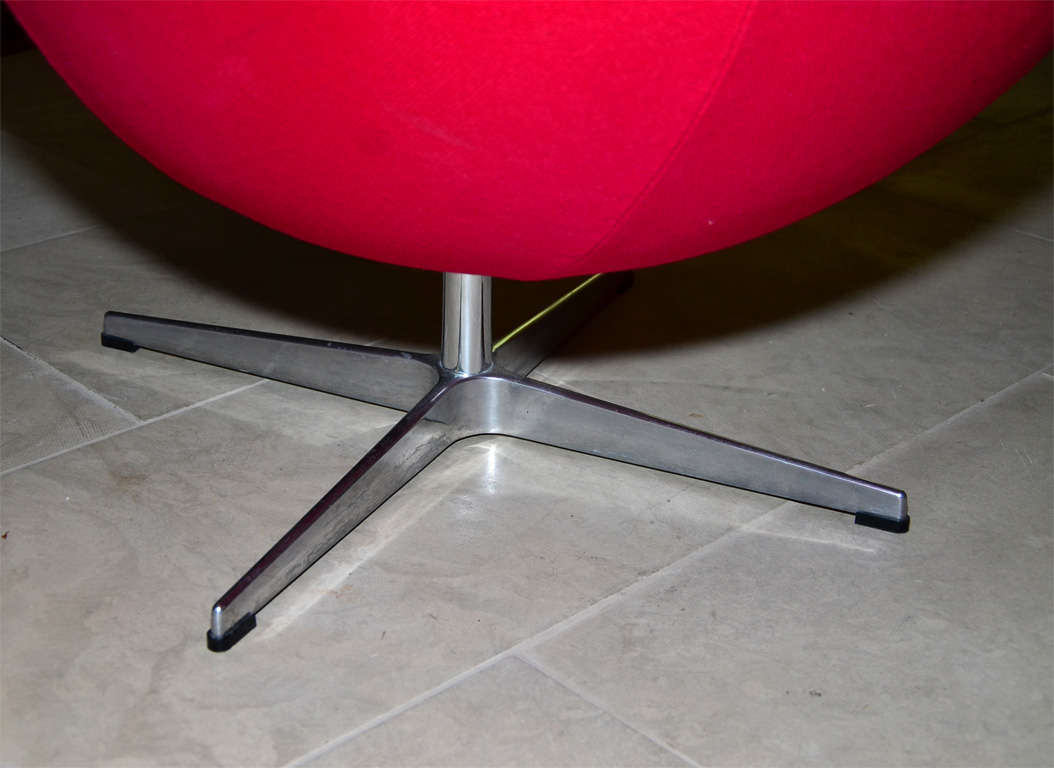 Pair of swivel tilt red egg chair by Arne Jacobsen For Sale 3