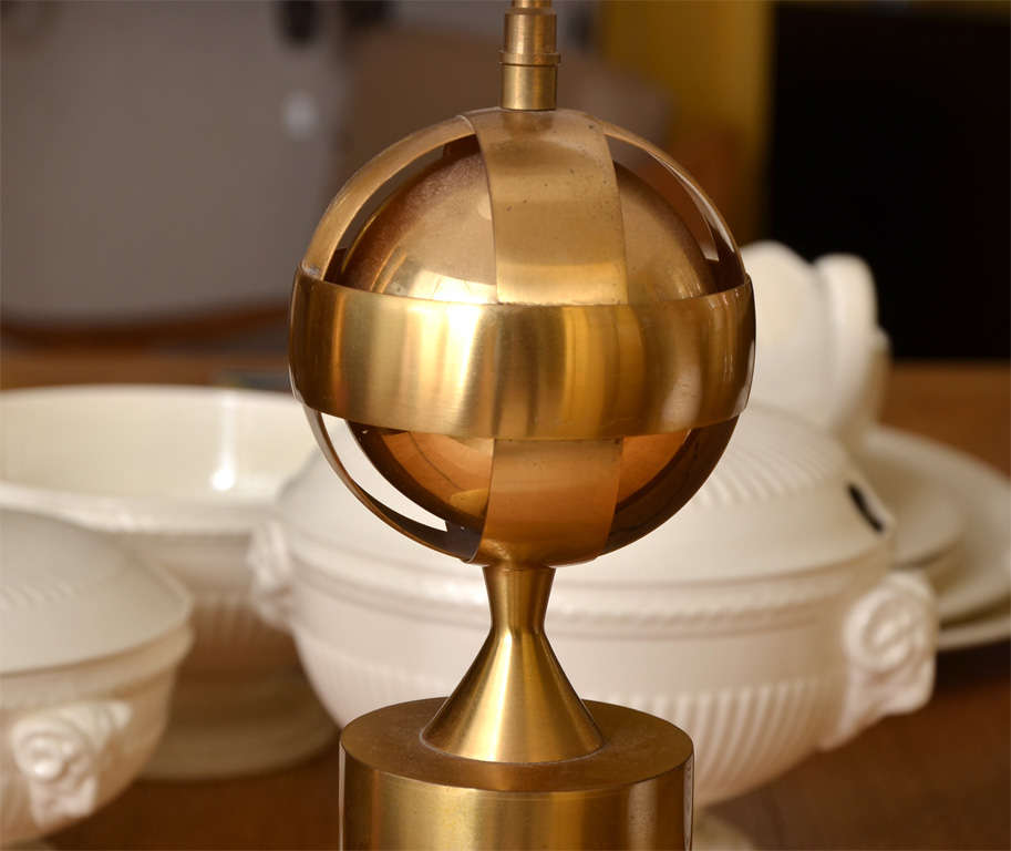 1960-1970 lamp in gilded brass, with a column-shaped shaft and a sphere; new shade.