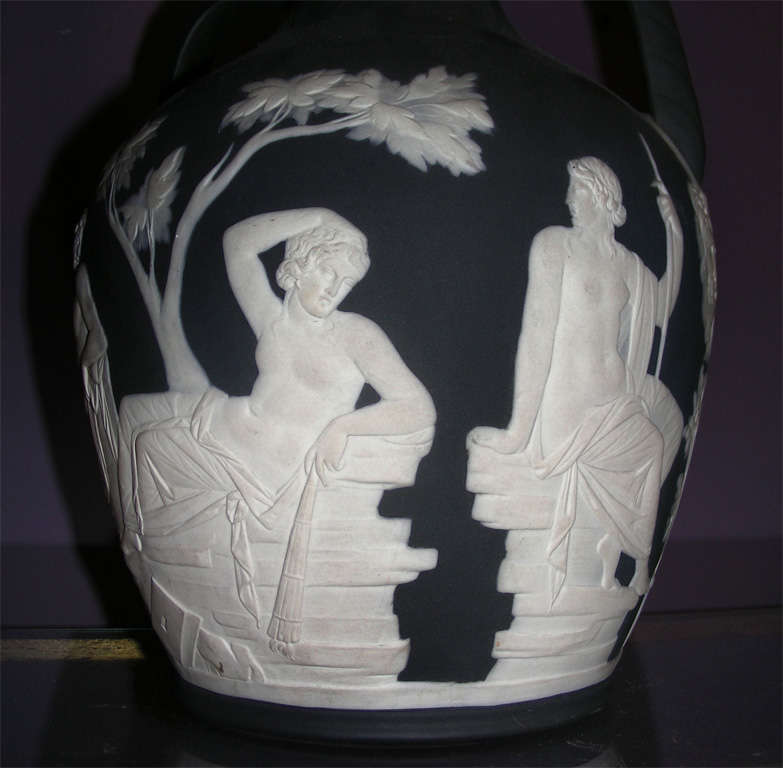1840s stamped Wedgwood porcelain vase with dark gray background and white decor inspired from a Roman antique vase.