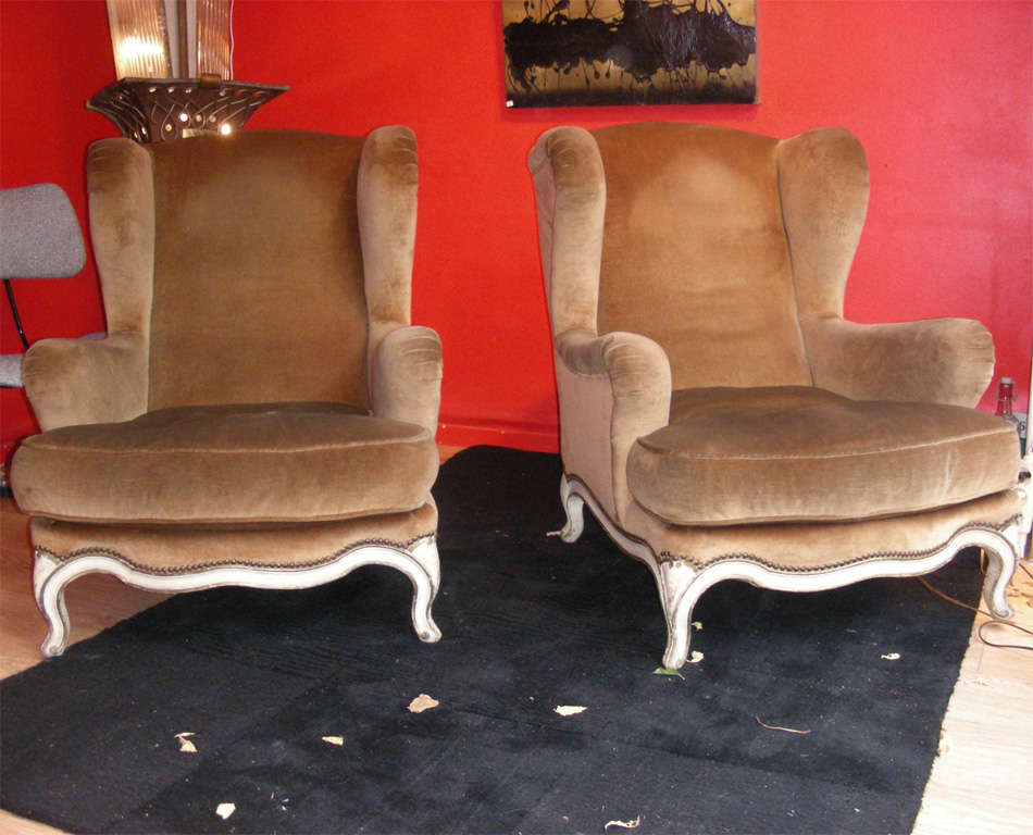 Two 1940s Louis XV style armchairs by Jansen, in white and gilt patina wood. To be reupholstered.