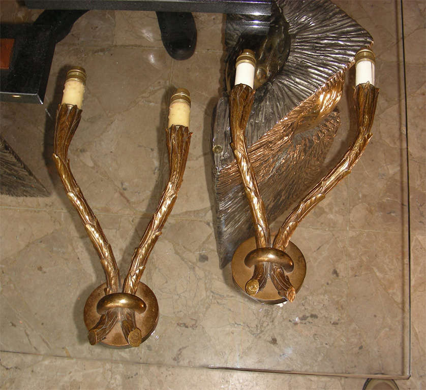 Two 1950-1960 bronze sconces by Maison Baguès, with a leaf decoration. 
Solid bronze High quality