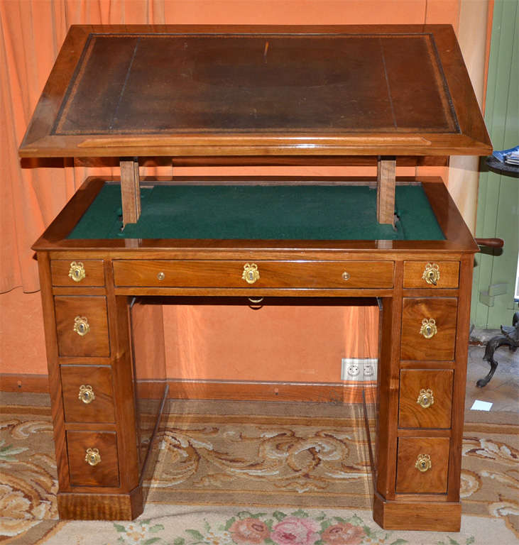 Very rare table of the end of the 18th century.It is in walnut wood and a perfect quality.