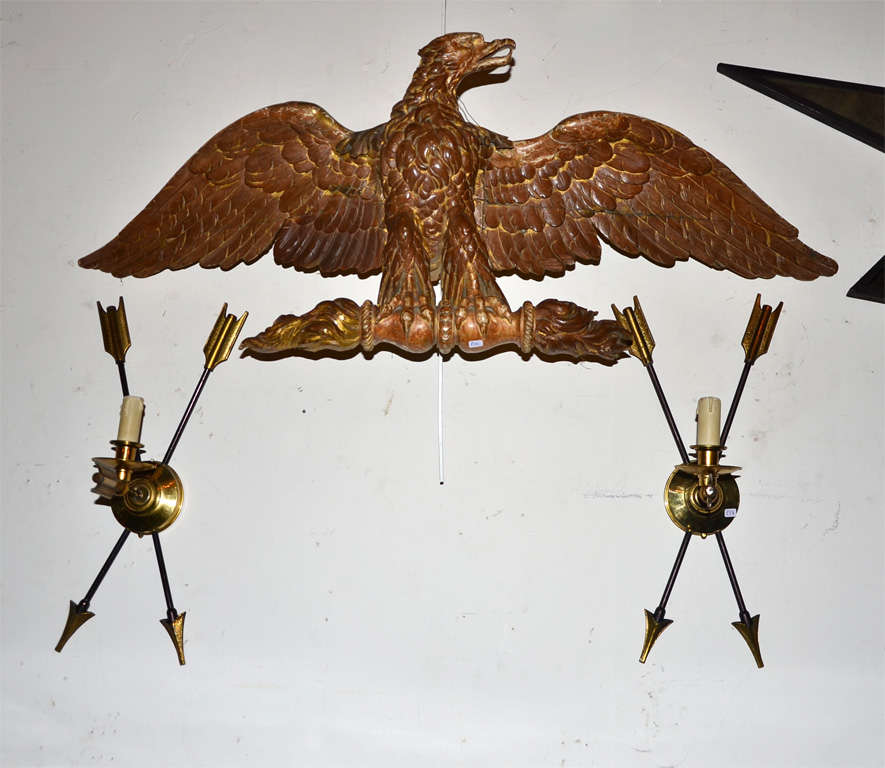Two 1970s neoclassical style sconces in patinated bronze, with crossed arrows ; one light.