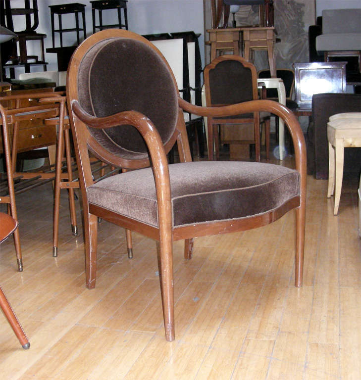 French Long and Deep 1930s Armchair in Walnut and Mohair Velvet In Good Condition For Sale In Paris, ile de france