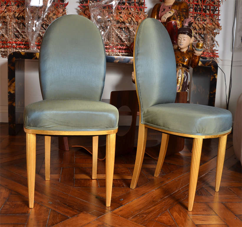 A pair of elegant french art deco side chairs manner of jules leleu
Gold leaf on woid
Fully reupholstered with a tourquoise silk fabric.
Two lounge chairs of same suite are available .
