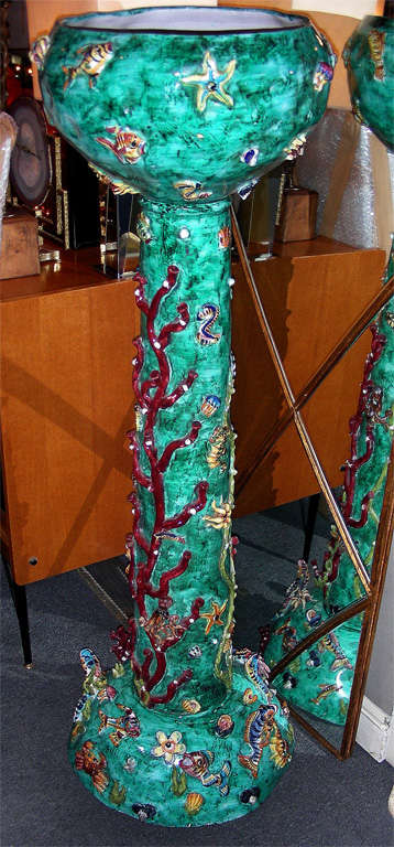 Dreiteilige, glasierte Keramiksäule, verziert mit Wassermotiven auf blauem Grund.
Charakteristische Produktion des Dorfes Vietri Sul Mare, an der Amalfiküste, Italien.
