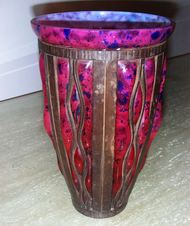 Circa 1915 vase signed under the base by Louis Majorelle for Daum in pink glass with blue speckles and wrought iron structure.
