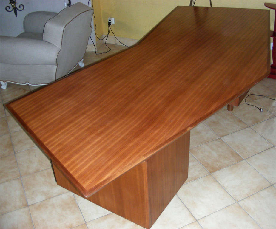
Large desk from the 1950's 
Composed of a large raised tray in the shape of an airplane wing placed on 6 small blackened cylinders.
They rest on the two boxes distributed on both sides of the desk.
The two boxes each open on 3 drawers whose fronts