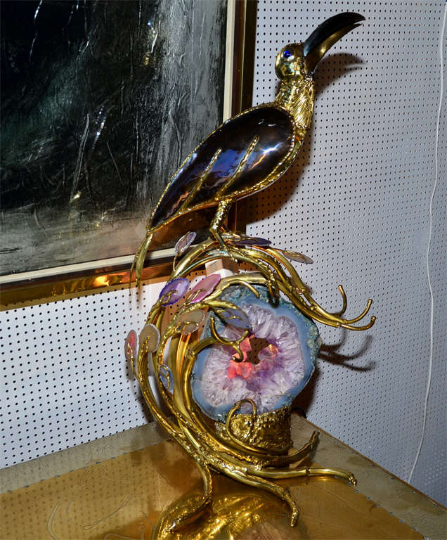 1970-1980 lamp with a toucan and a segment of agate set into a gilded brass structure. Signed by B. Dupont.