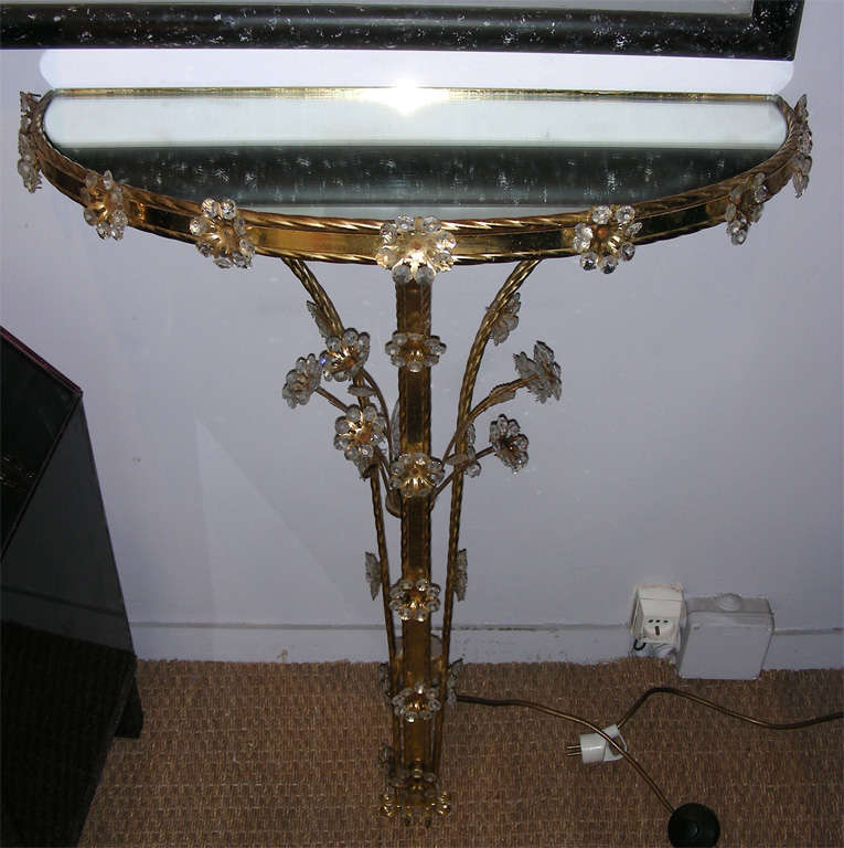 Half moon console in métal and mirror with flowers and light.