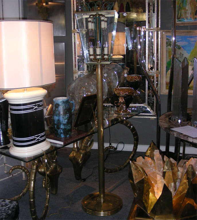 1940s Italian floor lamp in beige lacquered and gilt brass; metal crown in dark green patina. Eight lights.