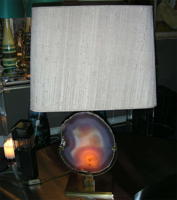 Large 1970s Italian lamp by Willy Daro with a gilded brass base and a large piece of  agate above. Original shade.