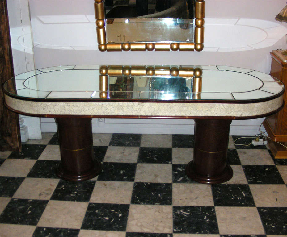 Table des années 1940, avec plateau revêtu de miroir, bord en coquille d'œuf, deux plateaux cylindriques en acier inoxydable.  soutiennent.