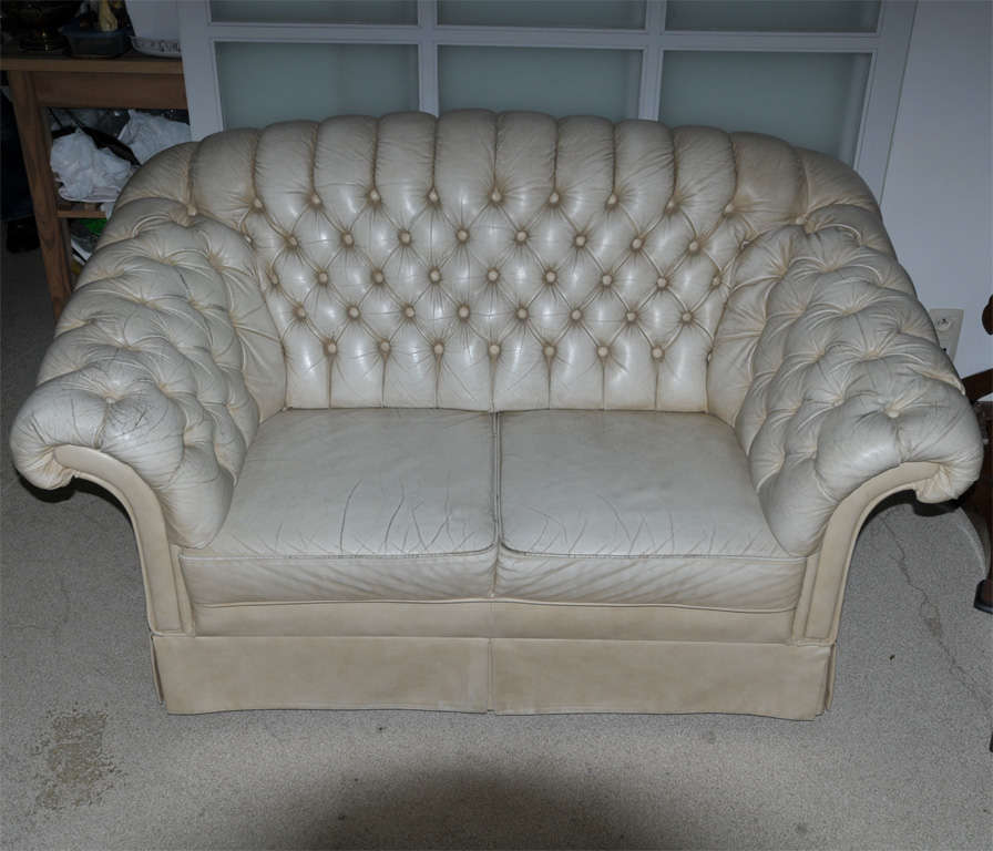Charming Two-seat Chesterfield, creamcolor