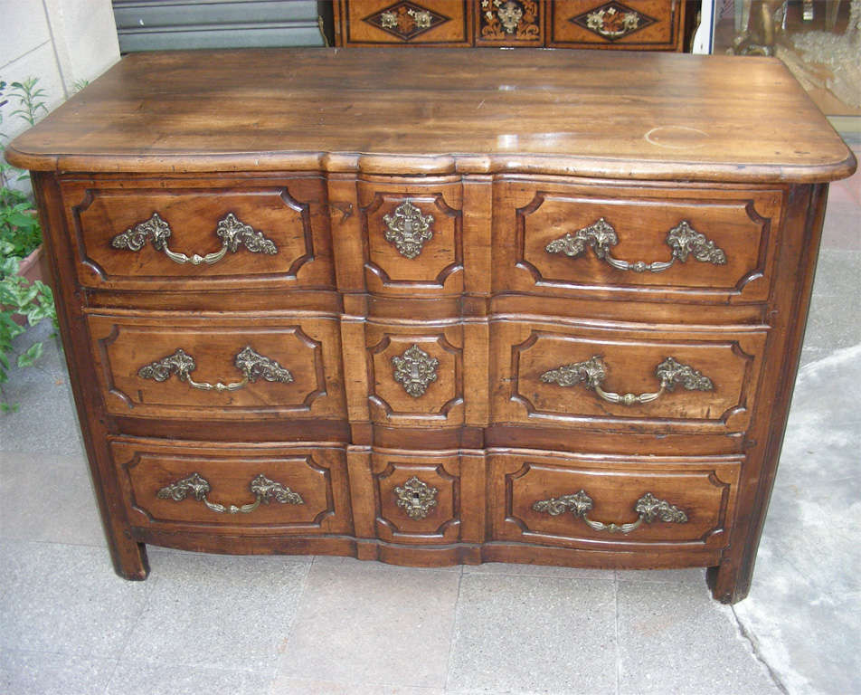 Commode in chestnut 18th century with three large drawers.