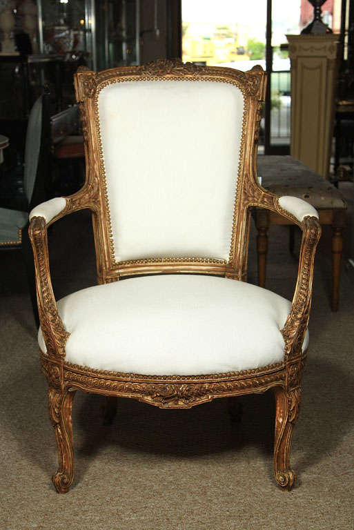 Paar feine Sessel, im Stil von Louis XV, mit schön geschnitztem Rahmen, in seiner ursprünglichen Ausführung mit Musselin gepolstert, gestempelt Jansen. Fein geschnitzt.