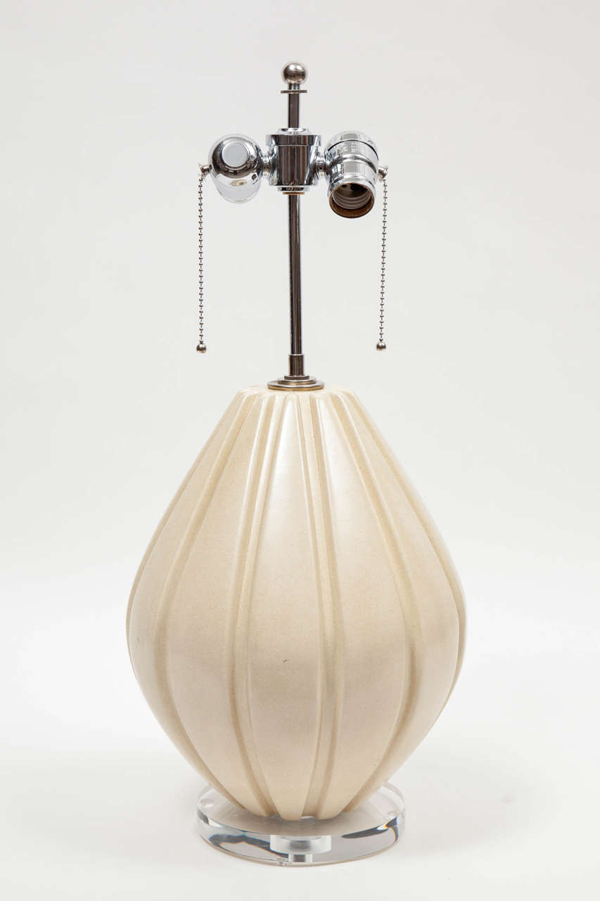 Pair of Beige Ribbed Ceramic Table Lamps In Excellent Condition In New York, NY