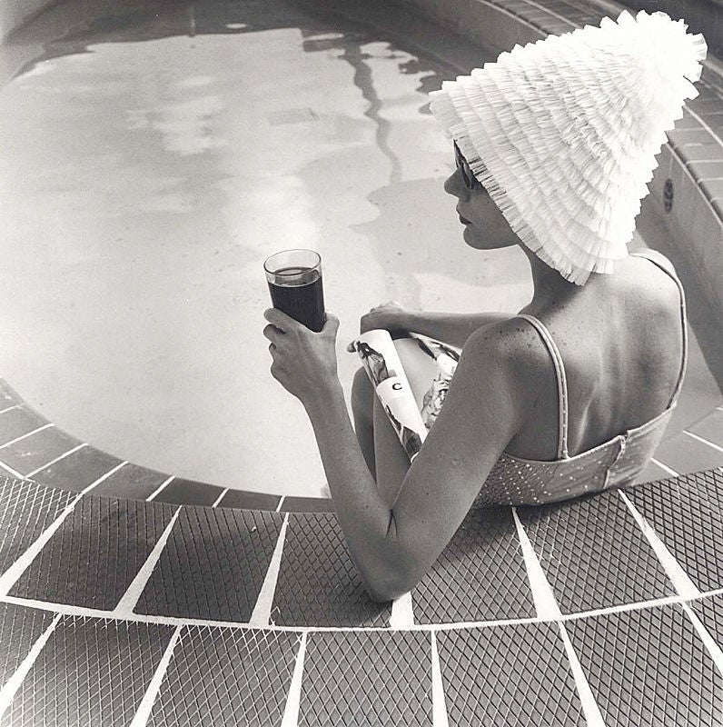 Silvia Lareo-Vazquez Portrait Photograph – Surf Club