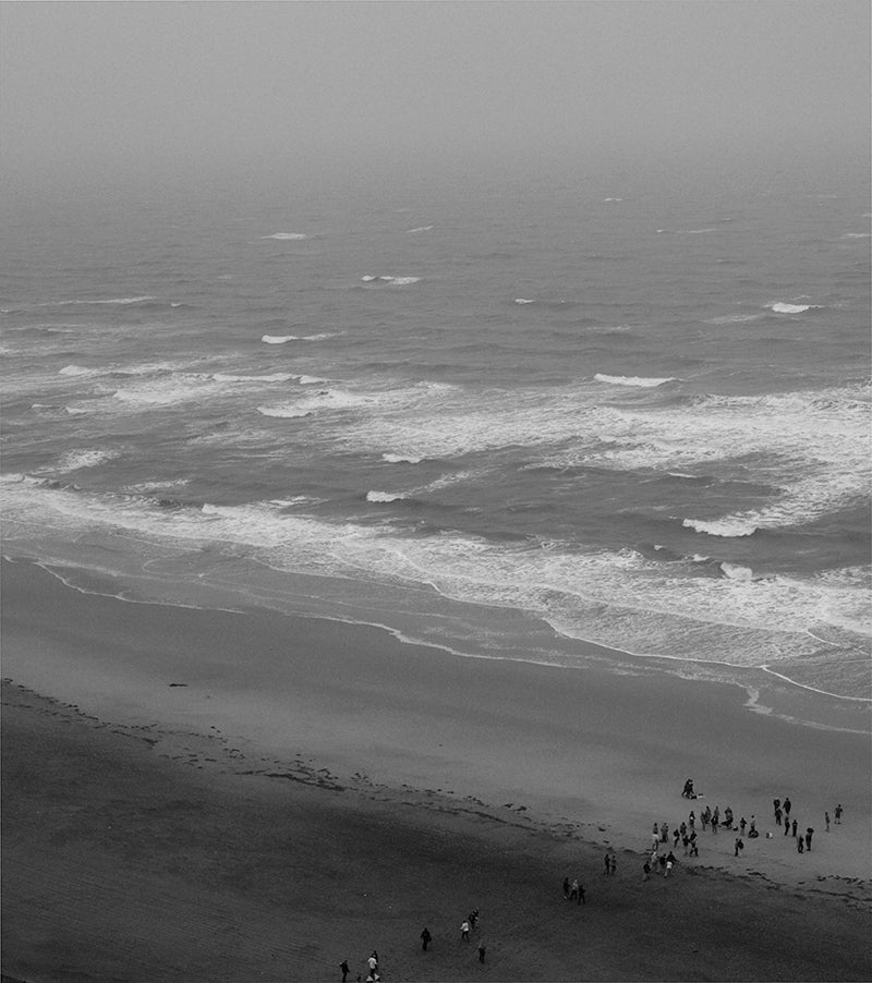 Black and White Photograph di Haik Kocharian - Gruppo sulla spiaggia, Los Angeles