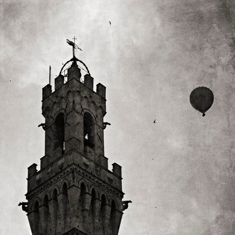 Pete Kelly Black and White Photograph – Siena-Turm und Ballon, Toskana, Siena