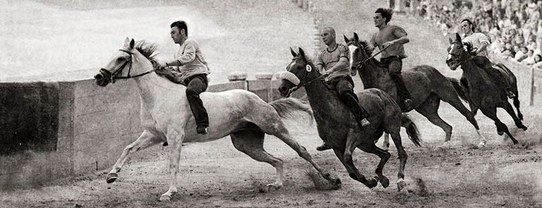 Black and White Photograph di Pete Kelly - "Il Palio", Siena, Toscana, 2006