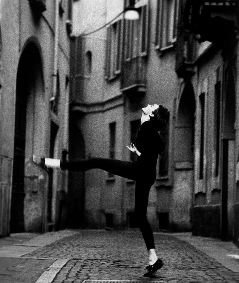 Figurative Photograph de Todd Burris - Corso Sienna, 1989