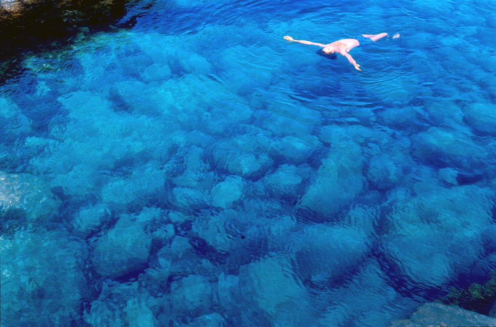 Color Photograph de Victoria Goldman - Entregarse a