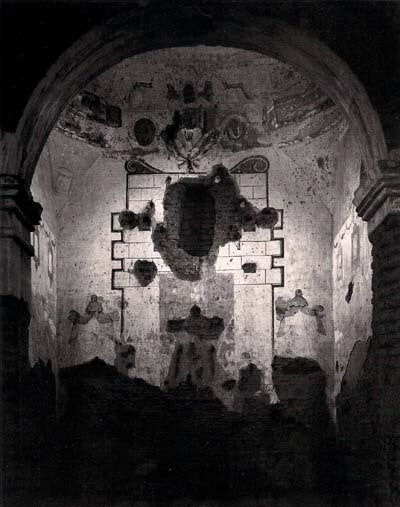 Ansel Adams Black and White Photograph – Inneneinrichtung der Tumacoacori Mission, Arizona