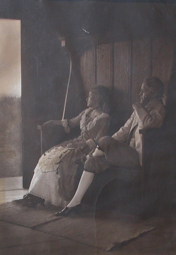 Portrait Photograph Edward Weston - Portrait de sœurs dans un costume du 18e siècle, 1909