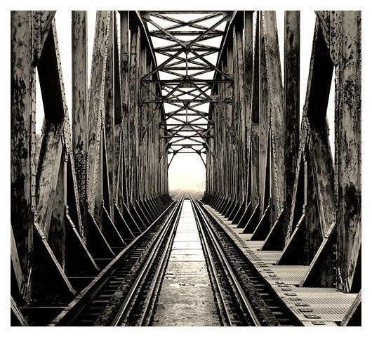 Roman Loranc Black and White Photograph – Eisenbahnbrücke in Polen