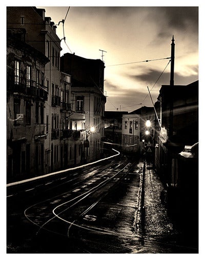 Roman Loranc Black and White Photograph – Morgen morgens in Lissabon