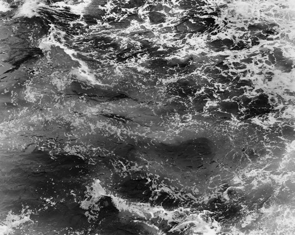 Black and White Photograph de Chip Hooper - Surf 2000
