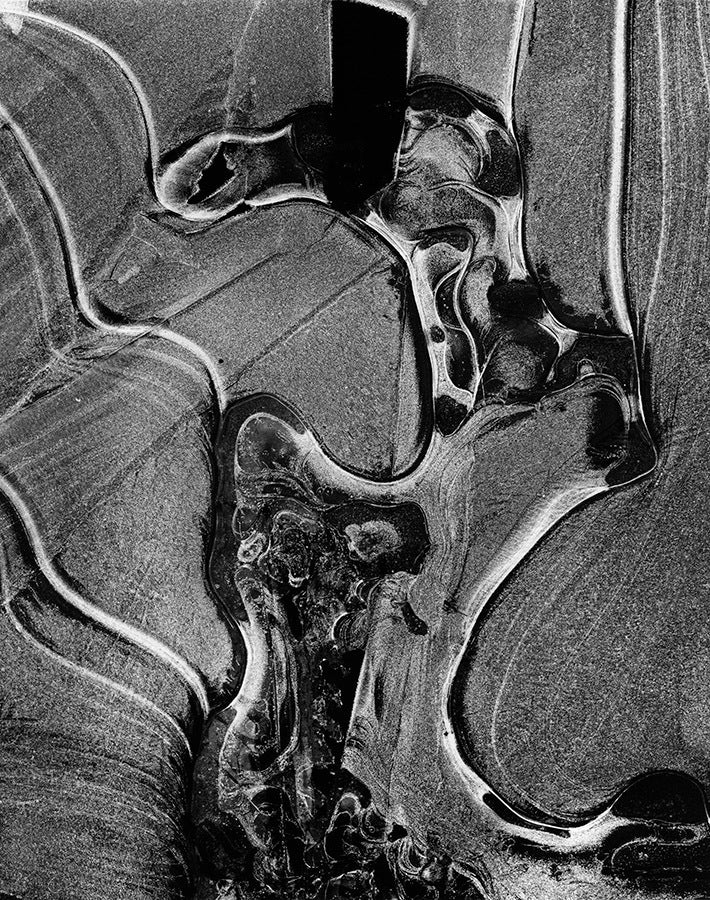 Black and White Photograph de Brett Weston - Abstracción de hielo, 1971