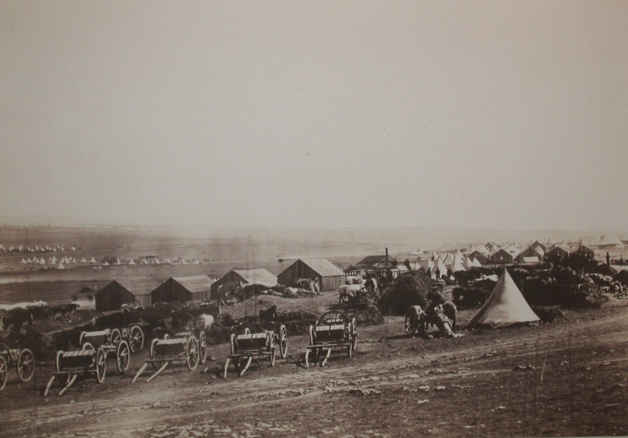 Roger Fenton Black and White Photograph – Artillery Wagons, Balaklava in der Ferne
