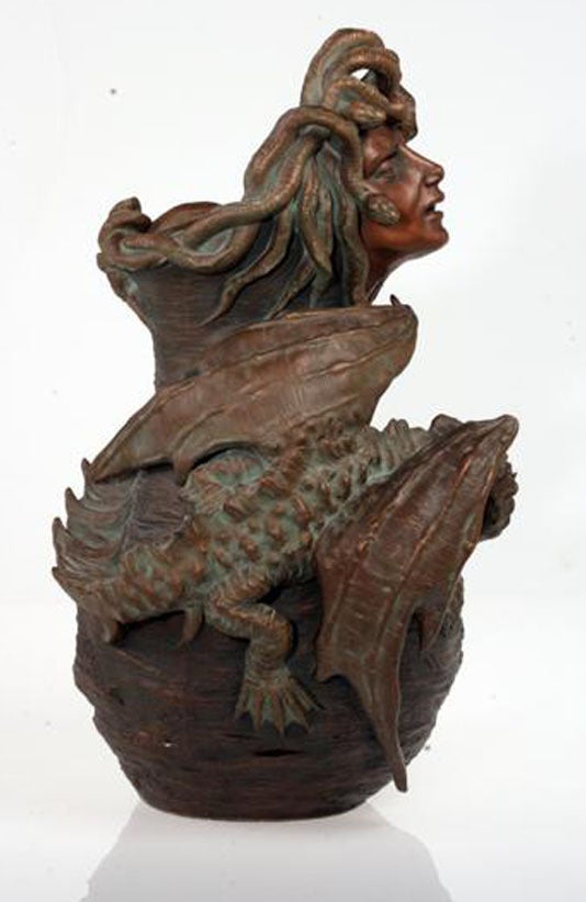 Medusa und Andromeda ist eine einzigartige dreidimensionale Terrakotta-Skulptur/Vase, die von der deutschen Firma Magdeburger Kunstwerkstatten, Reps und Trinte geschaffen wurde, einem Atelier, das sich auf feine Arbeiten aus Terrakotta spezialisiert