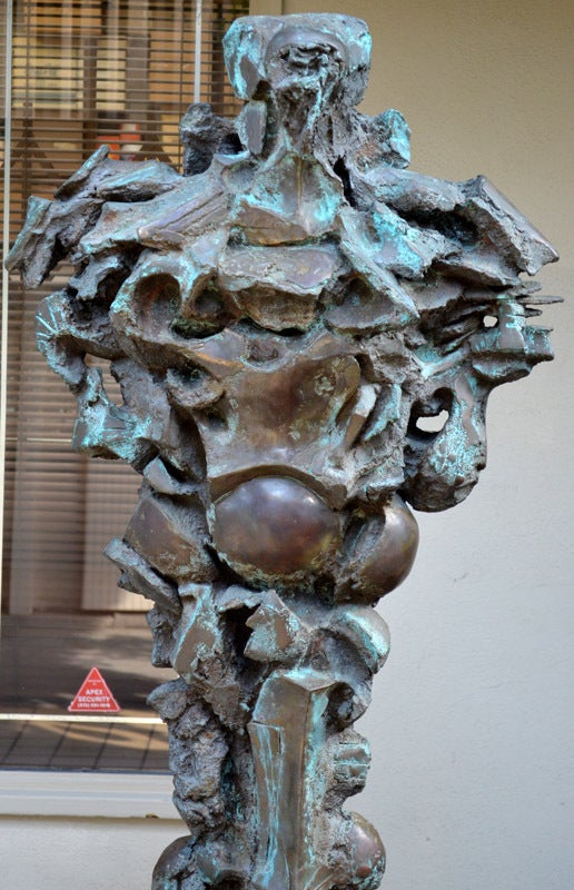 Gehender Mann – Sculpture von Maxine Kim Stussy