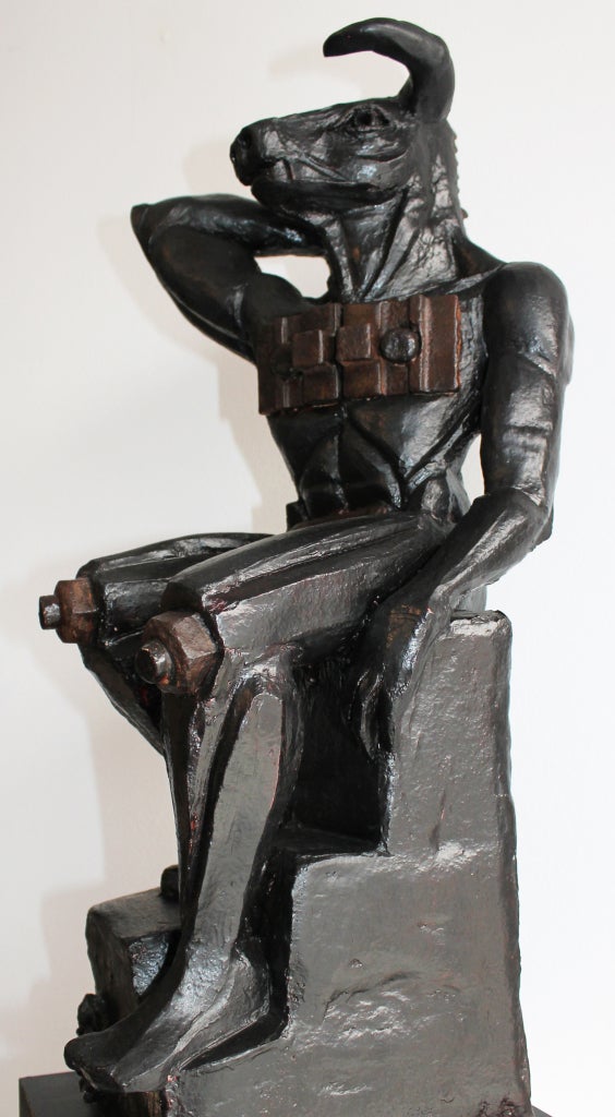 Marikos Minotaure ist eine einzigartige zeitgenössische Skulptur aus dunkelbraunem Sandstein, inspiriert von der griechischen Mythologie, der afrikanischen Kultur und der kubistischen Bewegung.

Mariko wuchs in Afrika auf, wo sie schon in jungen