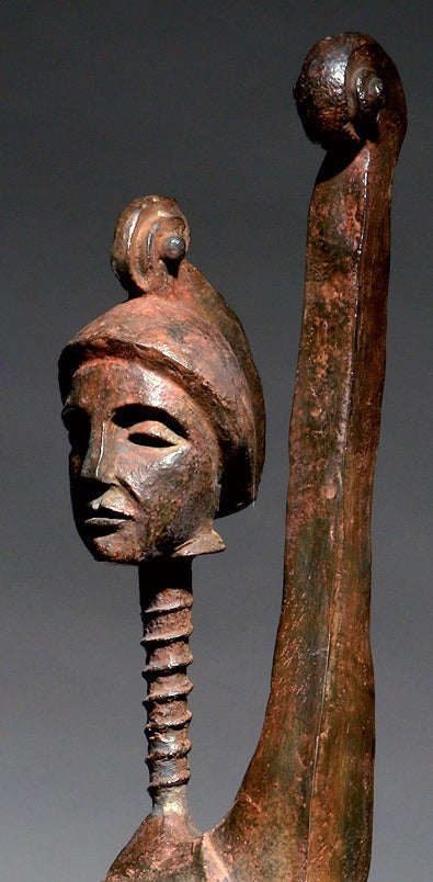 Marikos Contrebasse ist eine zeitgenössische Bronzeskulptur mit einer schwarzen Patina, die an Ebenholz erinnert. Diese ausgewogene Konstruktion ist eine Harmonie zwischen der Kontrabassform und dem weiblichen Körper. 

Während ihres Studiums an