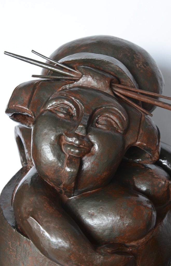 La Fat Lady de Mariko est une sculpture contemporaine unique en grès brun foncé. La Collection S de l'artiste exprime les différents visages de la féminité. 
  
Mariko a grandi en Afrique, où elle a découvert le grès dès son plus jeune âge.