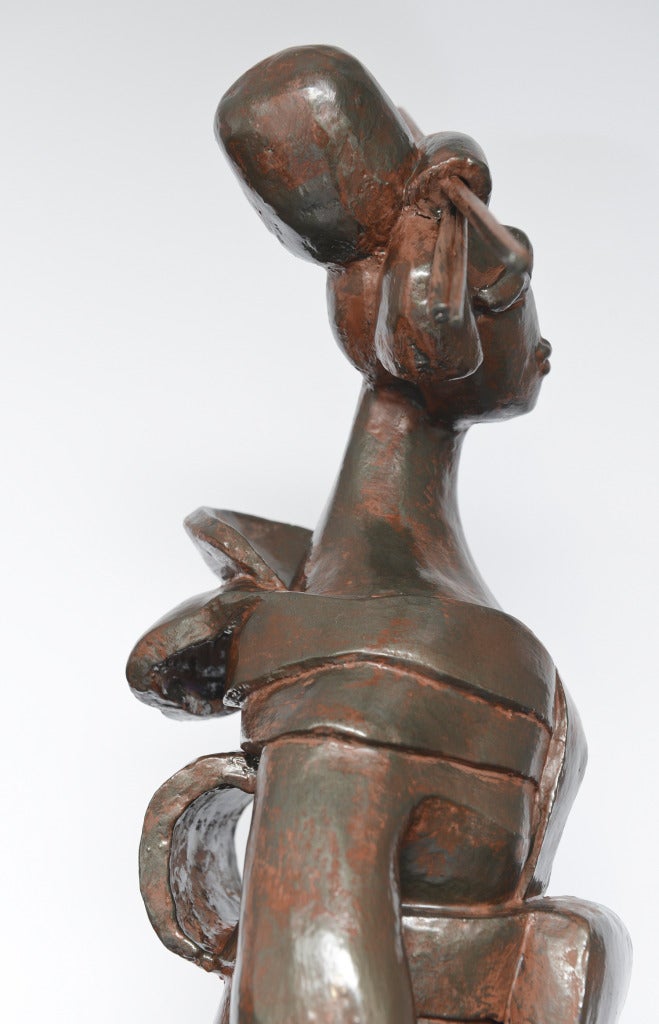 Mariko's Geisha Memories est une sculpture contemporaine unique en grès brun foncé. 
La Collection S de l'artiste exprime les différents visages de la féminité.

Mariko a grandi en Afrique, où elle a découvert le grès dès son plus jeune âge.