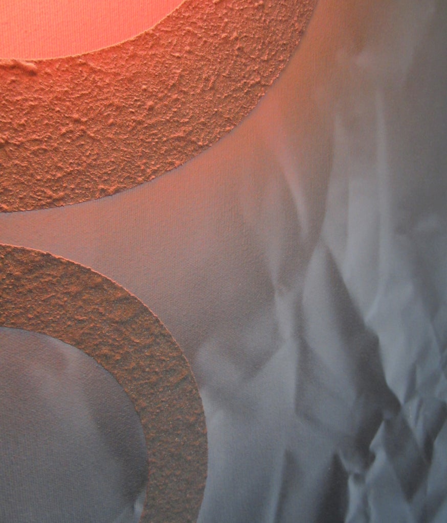 Six Circles è un dipinto nero e arancione realizzato da Patrice Breteau, un artista contemporaneo francese. Breteau crea rilievi, texture e dà un aspetto vivo alle sue opere a tecnica mista utilizzando vari materiali e padroneggiando l'uso