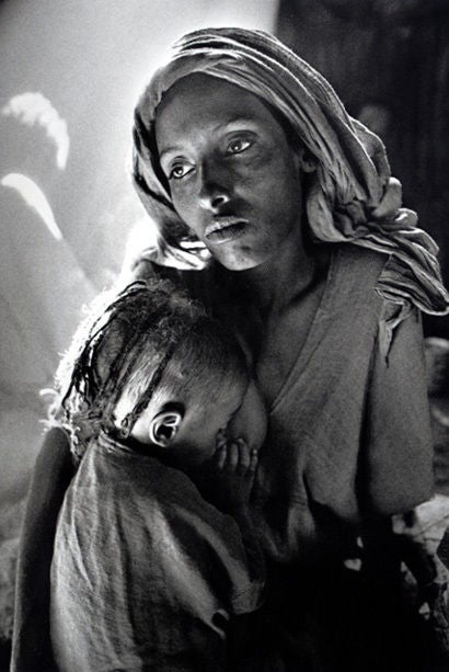 Ethiopia [mother and child] - Photograph by Sebastião Salgado