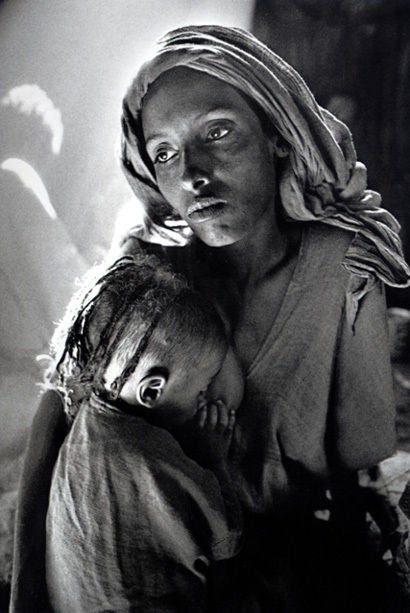 Etiopía [madre e hijo] - Photograph de Sebastião Salgado