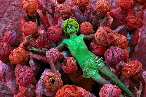 Color Photograph di Steve McCurry - Festival Holi, Rajasthan