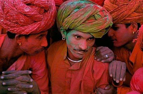 Holi-Mann – Photograph von Steve McCurry