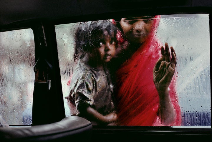 Color Photograph di Steve McCurry - Madre e figlio al finestrino dell'auto, Bombay, India
